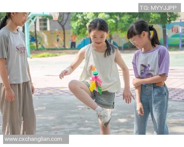 小学足球指导：培养孩子团队合作与运动技能的全面方案