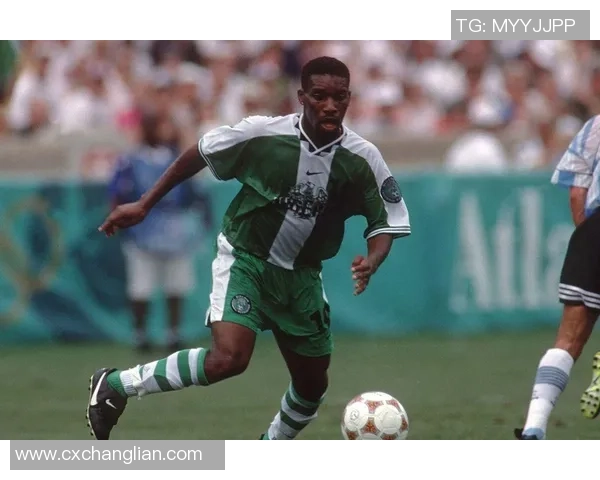 非洲男孩足球梦想的追逐与成长之路探索 非洲男孩足球梦想的追逐与成长之路探索